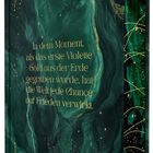 "In dem Moment, als das erste Violette Gold aus der Erde gegraben wurde, hat die Welt jede Chance auf Frieden verwirkt."

Vorläufiges Cover, mit einem grün-goldenen, marmorierten Hintergrund und geometrischen Mustern.