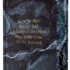 Text: „Merke dir dies: Wer auf dem Schlachtfeld am Leben hängt, ist der Erste, den der Tod ereilt.“ Künstlerisches Cover.