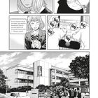 Illustration im Manga-Stil: Ein Junge hebt freudig die Hand, Mädchen tippt auf Handy, Szene vor einem Schulgebäude.