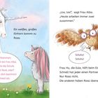 Ein weißes Einhorn begrüßt Rosa. Eine Eule organisiert die Gruppenarbeit, aber Rosa bleibt übrig. Pastellige Illustration.