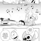 Comic-Stil: 1. „Armer Plikii, schon so müde.“ 2. „Stitch gefällt Musik.“ 3. „Oder? Die Erdbewohner erfinden die besten Sachen, um sich zu erholen!“ Ein Charakter sitzt mit einem Plattenspieler.