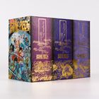 Eine bunte Kartonverpackung mit "ONE PIECE" in Gold, voller detailreicher illustrativer Kunst.