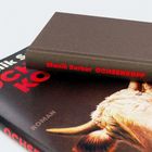 "Buchrücken: Manik Sarkar OCHSENKOPF. Buchcover zeigt ein gemaltes Ochsenkopf-Motiv, Design betont in Rot und Braun."