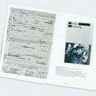 Text ganz links: Unscharfer handschriftlicher Text und Notizen. Rechts: "omas störung". Darunter: Schwarz-Weiß-Bild eines Mannes.