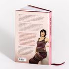 Ein Buch mit Informationen über Schwangerschaft. Es zeigt eine Frau in einem bunten Kleid, die ihren Babybauch hält.