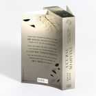 Texte: „Die Sonne“ und „Land der Todgeweihten“. Design: Dunkles, gefaltetes Cover mit Zweigen und Flügeln.