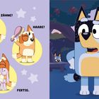 ZÄHNE! HAARE! FLOPPY! FERTIG. BLUEY! Illustration von animierten Hunden bei der abendlichen Routine und im Garten.