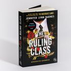 „THE RULING CLASS“ von Jennifer Lynn Barnes. Cover mit stilisiertem Design, Rosen und goldenen Details.
