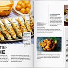 ATLANTIK-KÜCHE. Text über Portugals Küche am Atlantik. Bilder von gegrillten Sardinen und Brot auf kariertem Tuch.