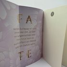 »Unser Zuhause ist nicht immer der Ort, an dem wir aufgewachsen sind. Manchmal kann es auch einfach ein Mensch oder ein Gefühl sein.« Daneben ist ein stilisiertes Logo.