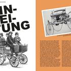 EINLEITUNG. Vier Männer auf einem historischen Automobil. Illustration eines alten motorisierten Fahrzeugs. Text erklärt die Erfindung des Automobils durch Carl Benz.
