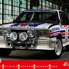 "Rothmans Opel Rally Team" auf einem Rallyeauto. Kalender mit "März" und rot hervorgehobenem 7. Ein Auto in einer Halle.