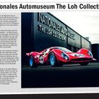 Text: "Nationales Automuseum The Loh Collection." Ein roter Rennwagen steht vor einem modernen Gebäude.