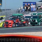 "Truck Grand Prix" Text oben links. Großer Lastwagenrenn-Wettbewerb mit mehreren bunten Lkw im Rennen auf einer Rennstrecke.