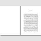 Text: "PREMESSA" gefolgt von italienischem Fließtext auf der rechten Seite. Links bleibt leer. Handlung nicht erkennbar.