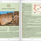 "Tour-Infos" und "Rhino Trail". Foto: Felskunst in Tsodilo Hills. Text beschreibt Wanderwege, Felsmalereien und Sehenswürdigkeiten.