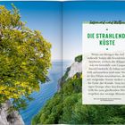 Die strahlende Küste: Beschreibung der Kreidefelsen im Morgenlicht. Links leuchtend grüner Baum, dahinter das blaue Meer.