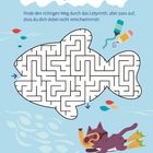 "Der Labyrinth-Fisch. Finde den richtigen Weg durch das Labyrinth, aber pass auf, dass du dich dabei nicht verschwimmst!" Ein Fisch-Labyrinth umgeben von Meeresmotiven wie ein tauchender Kater und Krabbe.