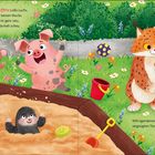 "Am Rand steht schüchtern Lollo Luchs... mit ihm spielen?" 

Eine Illustration von Tieren in einem Garten mit Spielzeug im Sandkasten. Ein Luchs hält ein Junges, daneben ein fröhliches Schwein und eine Maus. Ein Maulwurf schaut aus dem Sand.