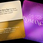 Zwei Karten: Erste fragt nach einer fiktiven Figur, zweite nach einer Nebenfigur. Lila Hintergrund mit "Let's Talk Romance".