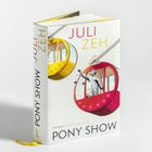 „Juli Zeh: Pony Show“, Roman Luchterhand. Gelbe und rote Seilbahnkabinen, Justitia-Figur im roten Wagen.
