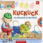 „Kuckuck, es wimmelt in der Kita!“ Illustration mit Kind in roter Latzhose, Helm und Spielzeugtier.