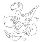 Ein lächelnder Dinosaurier schlüpft aus einem Ei. Die Schale liegt in großen Stücken um ihn herum. Skizzenhafte Linien.