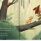 Ein Kind mit Karte und Hund geht auf einem Baumstamm durch den Wald, Eichhörnchen, Vogel und Schatztruhe sind zu sehen.