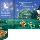 Ein Hamster hört Geräusche unter einem nächtlichen Himmel voller Glühwürmchen. Ein Fuchs versteckt sich im Gebüsch.