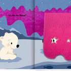 Text: "Ist das die Mama?" Ein Eisbärjunges sitzt im Schnee, ein Vogel fliegt darüber. Pinke Stoffstruktur mit Sternlöchern.