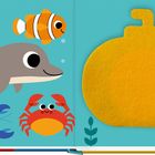 „Kuckuck, und wo bist du?“ Ein Delfin, Clownfisch, Hummer, Krebs und gelbes U-Boot aus Filz auf türkisfarbenem Grund.