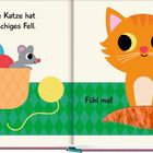 Links steht: „Die kleine Katze hat ganz flauschiges Fell.“ Rechts: „Fühl mal!“. Eine Illustration mit Katze und Maus.