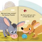 "Was kreist immer schneller? Der Eselchen-Propeller! Der Hund wedelt ganz doll - er findet Spielen toll!" Esel und Hund mit Ball.