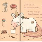 „Jetzt habe ich ein kleines Hüngerchen... Ich mag supergern Milch, Gänseblümchen und Muffins. Was isst du denn am liebsten?“ Ein Einhorn trinkt Milch, umgeben von Süßigkeiten und Blumen, mit glitzerndem Schweif und Regenbogen auf der Flanke.