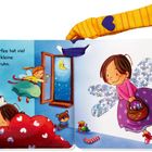 "Die Schnullerfee hat viel zu tun, wenn kleine Kinder selig ruhn." Ein Kinderbuch mit Feenillustration und Spielzeugen.