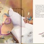 Rechts viel Text über Chaja und Oma. Links Illustration: Oma auf Bett mit Fotos, daneben zwei Kinder und ein Vogelkäfig.