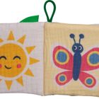 Illustration eines fröhlichen Sonnengesichts und eines bunten Schmetterlings auf Stoff.