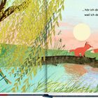 „… hör ich dir zu und helf dir, weil ich dein Bruder bin.“ Zwei Füchse laufen auf einem Baumstamm über einen Fluss.