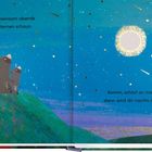 „... wenn wir gemeinsam abends hoch zu den Sternen schaun. Komm, schlaf an meiner Seite, dann wird dir nachts nicht bang ...“ Zwei Waschbären sitzen auf einem grünen Hügel, unter einem sternenklaren Himmel mit Mond.