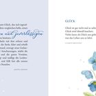 Zwei Zitate über Glück und Freundschaft. Illustration mit blauen Blumen rechts.