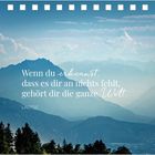 Text: "Wenn du erkennst, dass es dir an nichts fehlt, gehört dir die ganze Welt. Laotse." Berglandschaft mit Bäumen im Vordergrund.