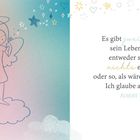 Es gibt zwei Arten, sein Leben zu leben: entweder so, als wäre nichts ein Wunder, oder so, als wäre alles eines. Ich glaube an Letzteres. Albert Einstein. Links ein Engel auf einer Wolke, rechte Seite verzierte Sterne und Herzen. Pastellfarben.