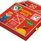 "Puppenhaus - Aufstellen, Einrichten, Spielen" steht in gelb auf der roten Verpackung mit fröhlichen Tier- und Bauernfiguren.