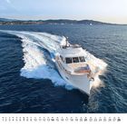Kalender mit Tagen und Zahlen. Ein Motorboot fährt durch ruhiges, blaues Wasser, im Hintergrund eine Küstenlinie.