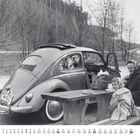 Kalenderseite Februar. Ein klassischer VW-Käfer mit offener Tür, eine Frau und ein Kind sitzen an einem Picknicktisch.