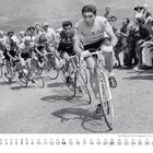 Kalender zeigt Februar. Radrennfahrer bei der Tour de France 1970, Etappe mit Steigung und Zuschauern am Straßenrand.