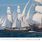 Text: Ein Kalender mit den Zahlen 1 bis 31 und „3“ oben links. Mehrere große Segelschiffe auf dem Meer unter bewölktem Himmel.