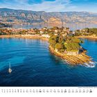 Kalender mit Februar-Daten; sonnige Küstenlandschaft mit blauem Meer, Segelboot und bewaldeter Halbinsel.