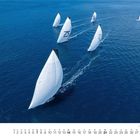 Kalender mit Monatsnummern und Daten. Segelboote mit großen weißen Segeln gleiten auf tiefblauem Meer.