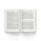 "Kapitel 1: Zukunft im Zeitgeist" und "Spannungsfeld Nr. 2: Wirtschaftsspionage" als Überschriften. Offene Buchseiten mit Text.